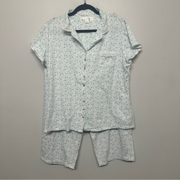 Eileen West Other - Eileen West Floral Capri Pajama Set Large